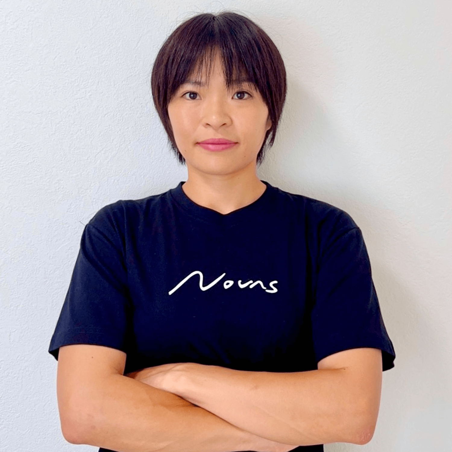 本田美子さんが腕を組んでる画像