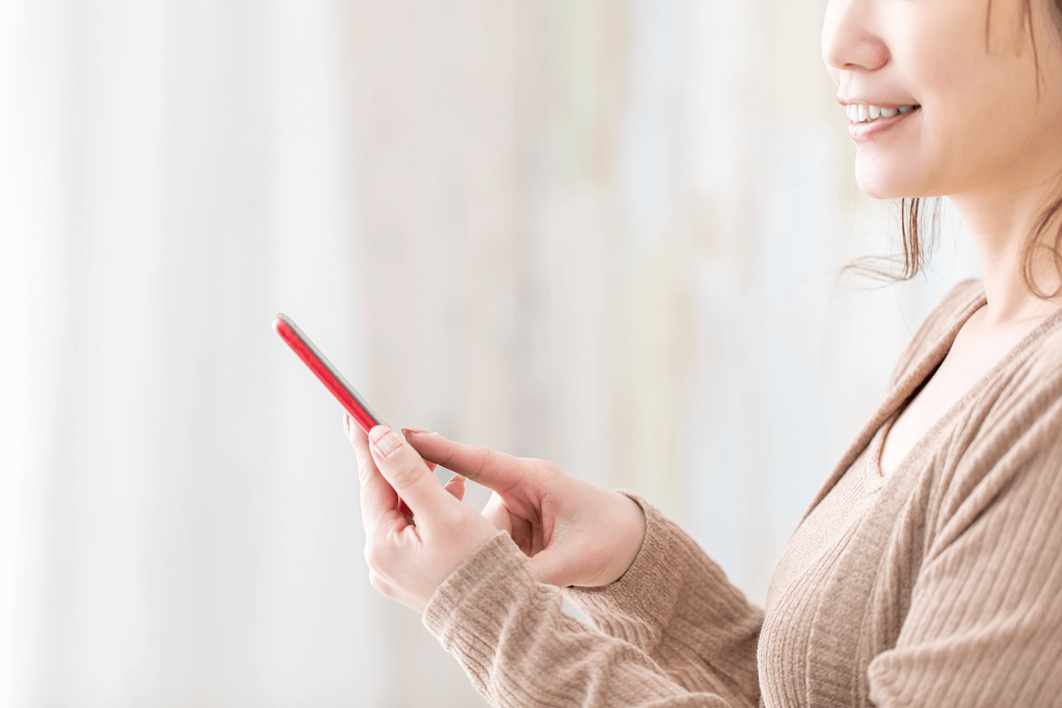 女性がスマホ操作している画像