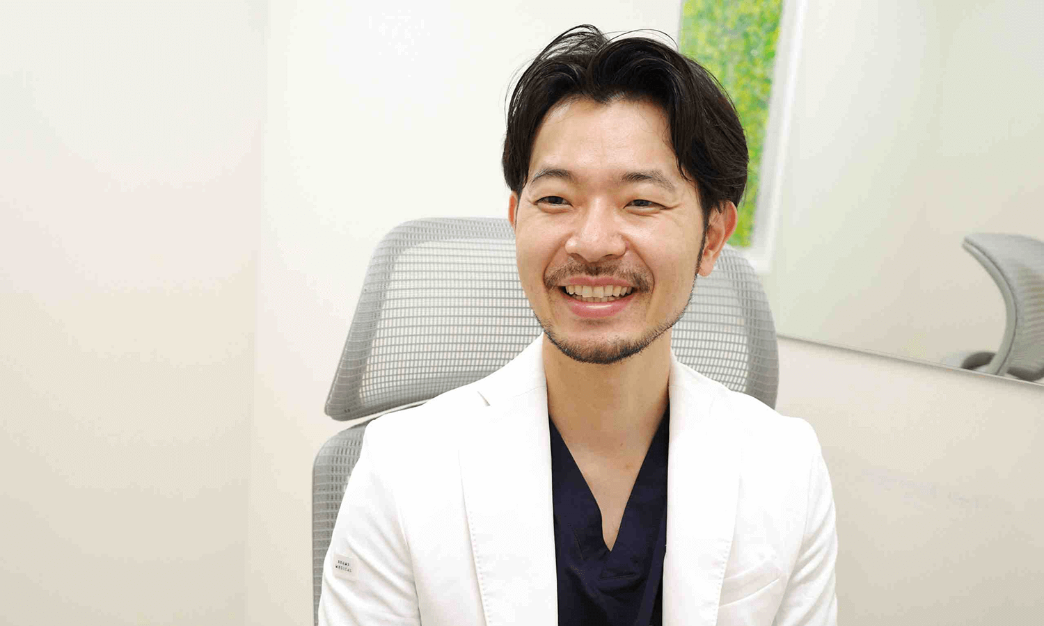 美容外科医の男性の画像