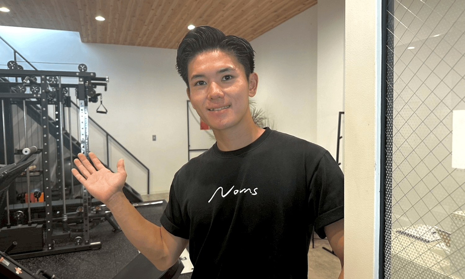 ノバスのトレーナーが案内している画像