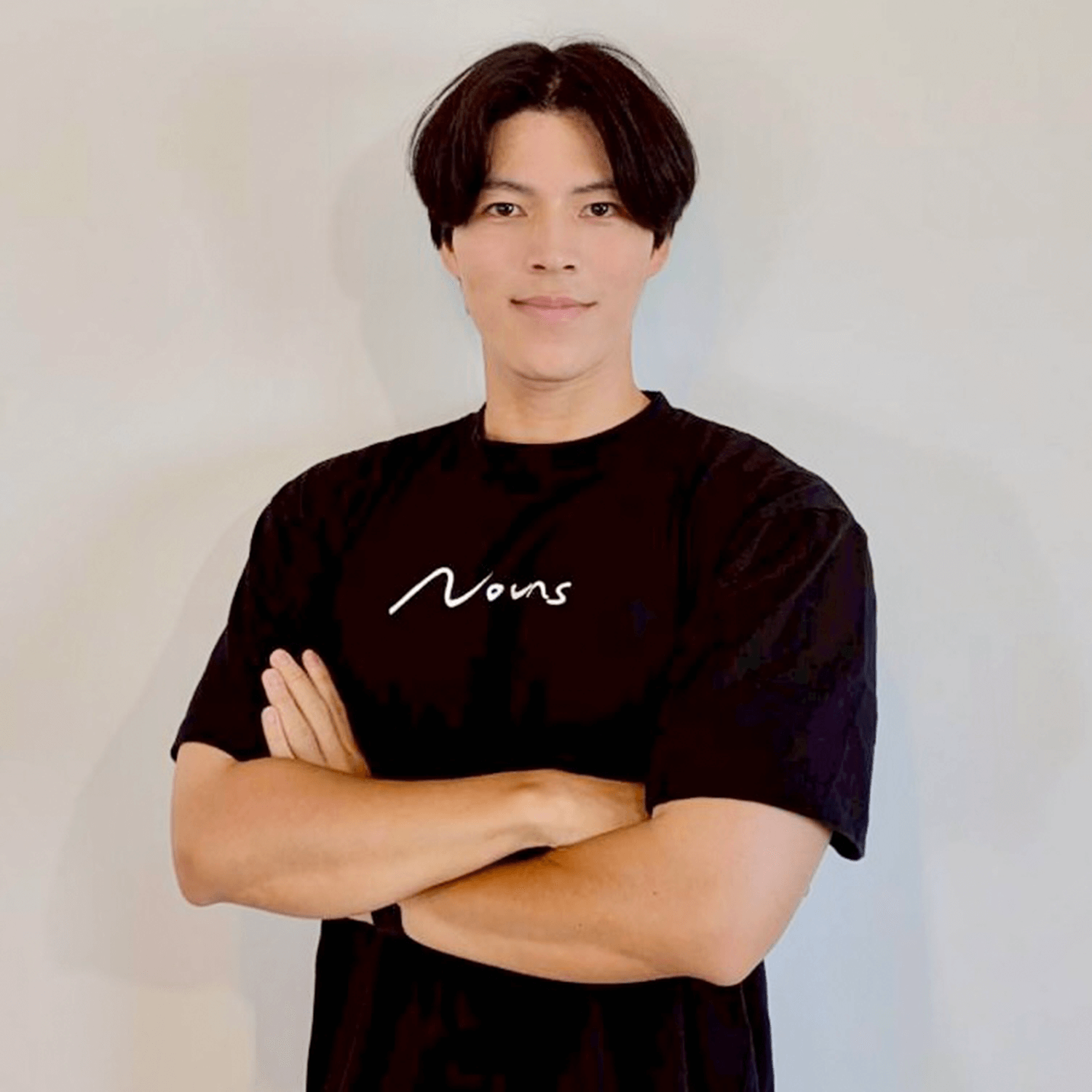 大澤直輝さんが腕を組んでいる画像